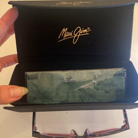 Brand new, never worn Maui Jim sunglasses. Polarized Rooftop in Pink Tortoise